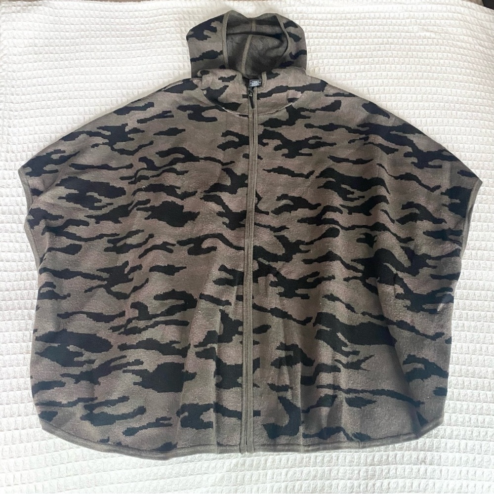 Tahari green Black and Gray camo poncho sweater size S/M